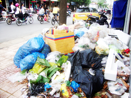 Đống rác lớn trên vỉa hè