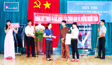 Khó xử phạt người hút thuốc lá nơi công cộng