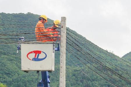 Trồng trụ, đấu nối đường dây điện cho người dân xã Phước Đồng