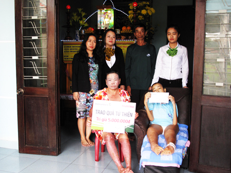 Representatives of Khanh Hoa Newspaper and Vietcombank Nha Trang giving donation to Trinh Cong He