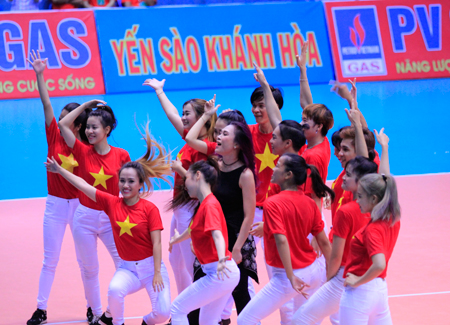 Ca sĩ Mỹ Tâm biểu diễn trong đêm khai mạc giải.