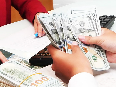 Giá USD tự do tăng mạnh lên 23.400 đồng/USD