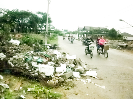 Xà bần tràn ra đường