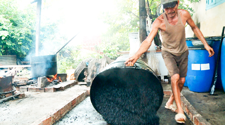 Sản phẩm đang được phơi ngay trên nền xi măng