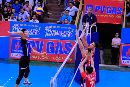 Các cầu thủ Sanest Khánh Hòa trong trận gặp đối thủ Quân Đoàn 4 – Becamex.