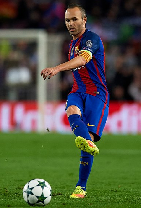Iniesta là linh hồn trong lối chơi gắn kết của Barca. Ảnh: Reuters