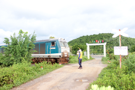 Hiện nay, ngành chức năng đã cắt cử nhân viên đến cảnh giới  tại điểm đường ngang qua đường sắt vào thôn Xuân Tây