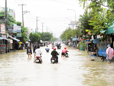Đường vào khu dân cư Nghĩa Phú (Cam Nghĩa, Cam Ranh) ngập sâu