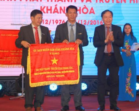 Ông  Nguyễn Đắc Tài trao Cờ thi đua của UBND tỉnh cho lãnh đạo Đài PT-TH tỉnh