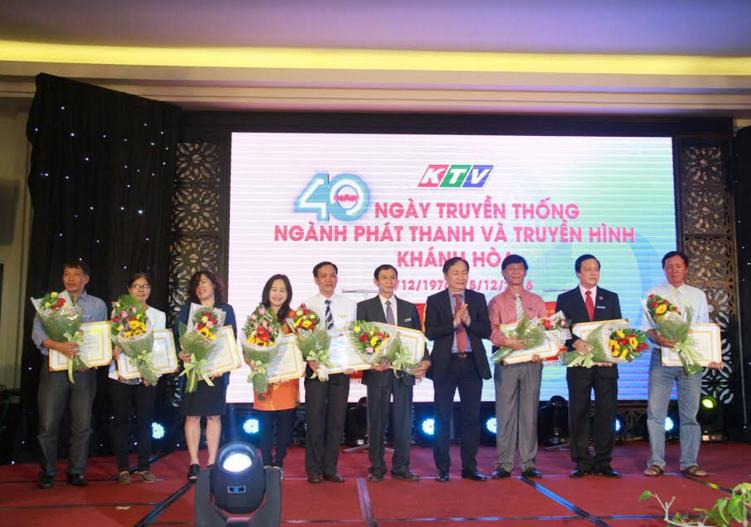 Ông Nguyên Đắc Tài trao bằng khen cho các tập thể và cá nhân của Đài PT-TH Khánh Hòa có thành tích xuất sắc
