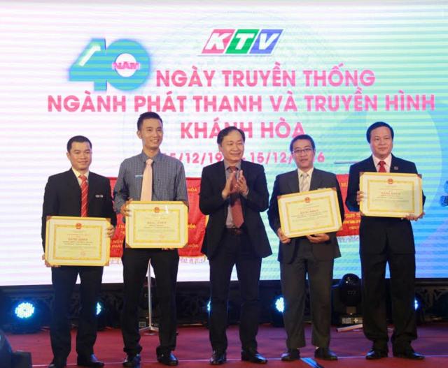 Ông Nguyên Đắc Tài trao bằng khen cho các tập thể và cá nhân của Đài PT-TH Khánh Hòa có thành tích xuất sắc