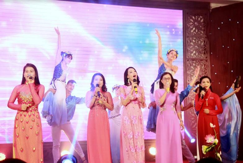 Tiết mục văn nghệ chào mừng của các  biên tập viên, phát thanh viên Đài PT-TH tỉnh