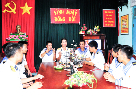 Ấm tình đồng đội ở Trường Sa