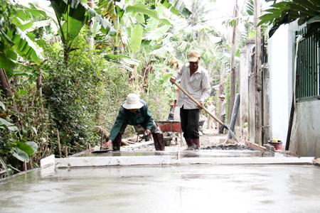 Làm đường giao thông nông thôn trên địa bàn xã