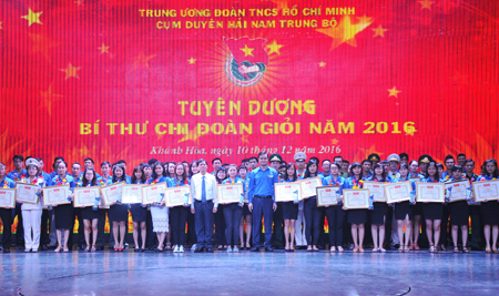 Các đại biểu trao bằng khen của Trung ương Đoàn cho các bí thư chi đoàn giỏi.