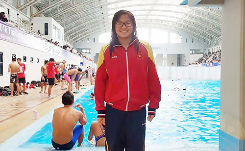 Phương Trâm tại bể bơi ở Thái Lan.