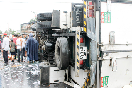 Tai nạn giao thông, 2 xe tải bị lật