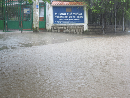 Trước Trường Phổ thông Hermann Gmeiner Nha Trang, đường Nguyễn Quyền, mênh mông nước.