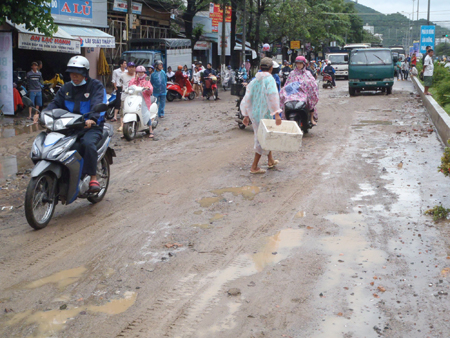 Một đoạn đường 2-4 tràn đầy đất đá.