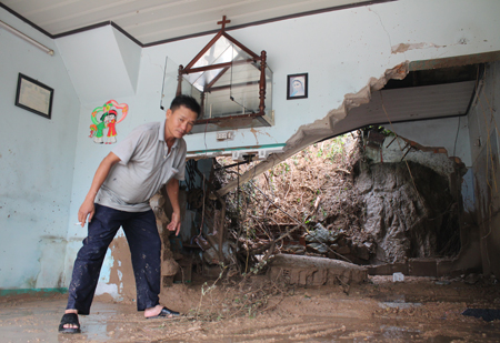 Một nhà dân bị lũ cuốn, thiệt hại hơn 100 triệu đồng