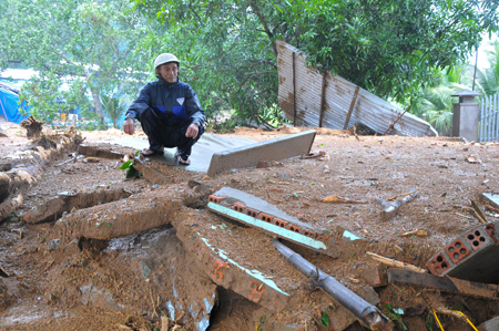 Ông Phan Văn Thượng thẫn thờ trên đống gạch, đá ngổn ngang, nơi mà không lâu trước đây, là căn nhà của gia đình ông