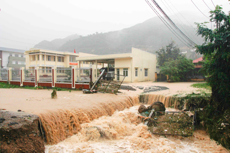 Sạt lở nghiêm trọng ở Quốc lộ 1