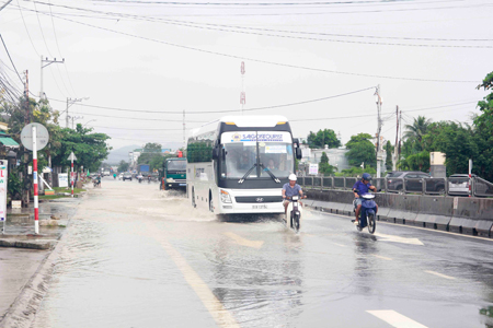 Nước ngập trắng đường trên tuyến Quốc lộ 1 qua địa bàn TP. Cam Ranh