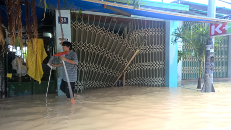 Lũ cuốn mất nhiều tài sản, 2 cháu nhỏ được cứu