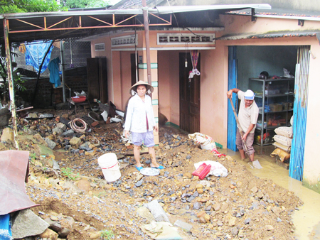 Lũ cuối trôi đất đá vào nhà dân tại Vĩnh Phương