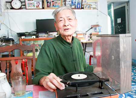 Ông Đào Hoành Sơn bên chiếc máy nghe nhạc hiệu Ziphona