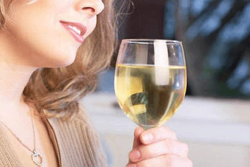 Mẹo tránh đau đầu khi uống rượu vang