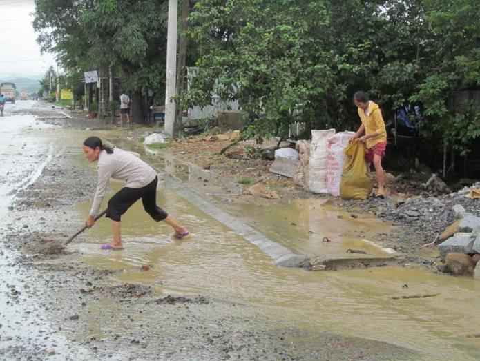 Lũ cuốn đất đá tràn lên Quốc lộ IA, đoạn qua xã Vĩnh Phương, Nha Trang