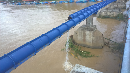 Lũ cuốn trôi trụ đường ống dẫn nước sạch, hơn 20 ngàn hộ dân bị ảnh hưởng