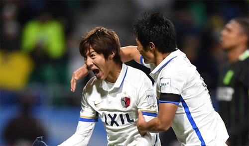 Shoma Doi (trái) chia vui sau bàn mở tỷ số. Ảnh: Reuters