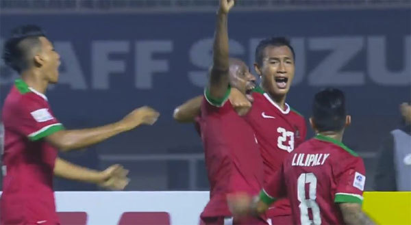 Hasamu Yama (số 23) chia vui cùng đồng đội sau khi ghi bàn.