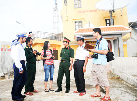 Hội viên Hội Nhà báo Khánh Hòa giao lưu với các cán bộ, chiến sĩ đảo Đá Đông C, huyện đảo Trường Sa