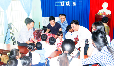 Hội Nhà báo tỉnh tặng quà từ thiện tại xã Cầu Bà, huyện Khánh Vĩnh