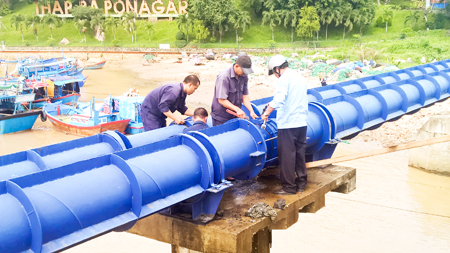 Gãy trụ đỡ ống nước qua cầu Xóm Bóng