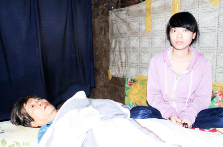 Cùng kiệt vì chồng, con bị bạo bệnh