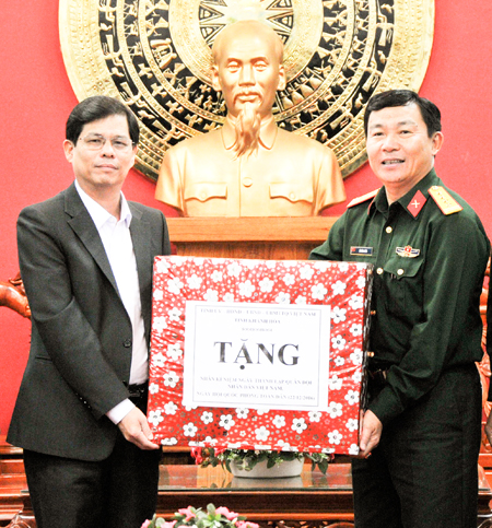 Lãnh đạo tỉnh thăm, tặng quà các đơn vị quân đội