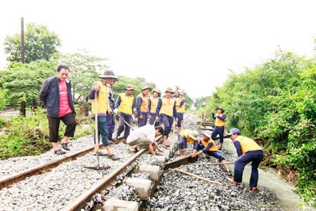 Khó khăn sửa chữa cầu, đường