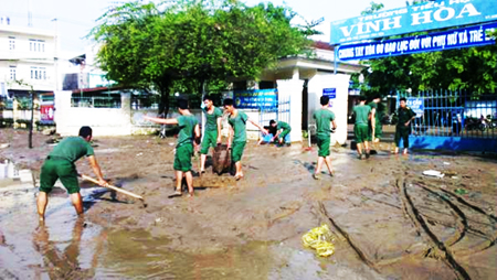 Cán bộ, chiến sĩ các đơn vị quân đội giúp Trường Tiểu học Vĩnh Hòa vệ sinh trường, lớp