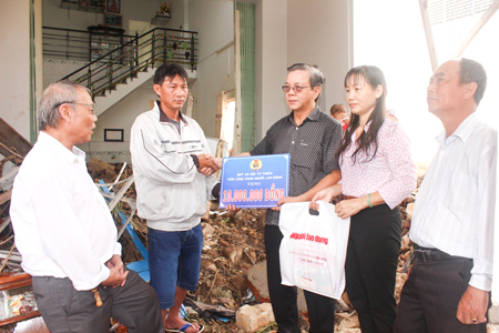 Hỗ trợ 100 triệu đồng cho người dân bị thiệt hại do mưa lũ