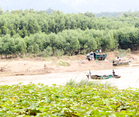 Cảnh khai thác cát rầm rộ tại thôn Xuân Đông