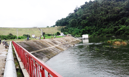 Vớt cá khi hồ xả lũ: Nguy hiểm khó lường