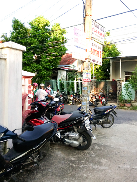 Trụ điện giữa đường