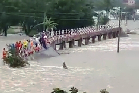 Cam Ranh: Nhiều khu dân cư bị nước lũ cô lập