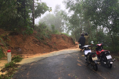 Tỉnh lộ 8 và Tỉnh lộ 9 bị ách tắc giao thông