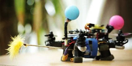 Dùng robot bay thụ phấn cho hoa