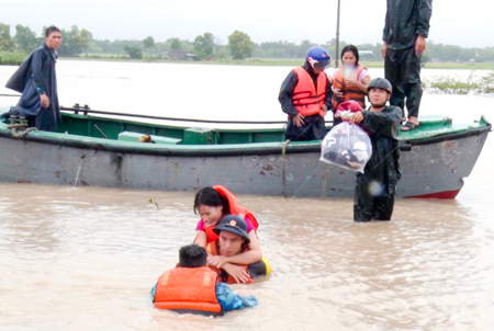 Vùng 4 Hải quân: Huy động 160 cán bộ, chiến sĩ giúp dân